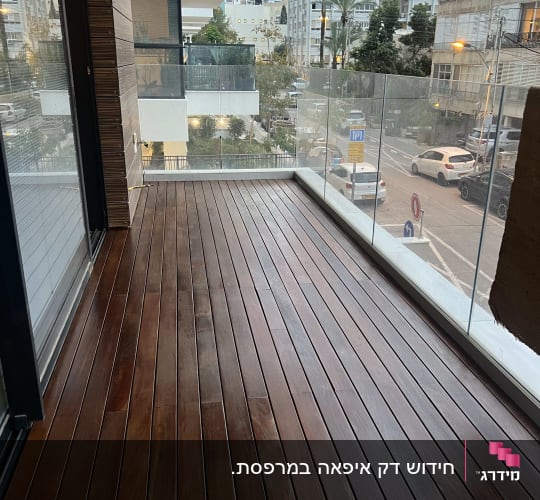 מרפסת עם רצפת עץ ונוף עירוני